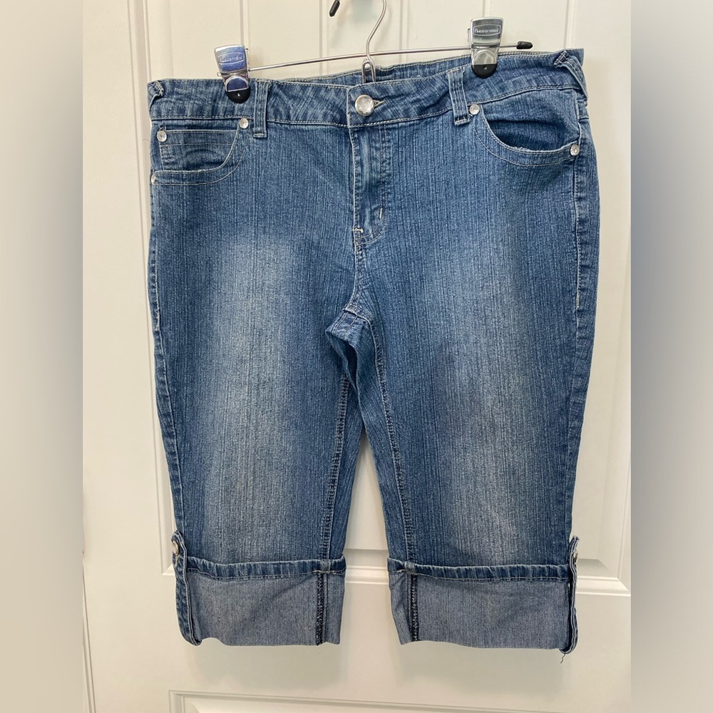 Kamikaze roll-up bermudas. Size 18. Stretch. Jewel accents on back.